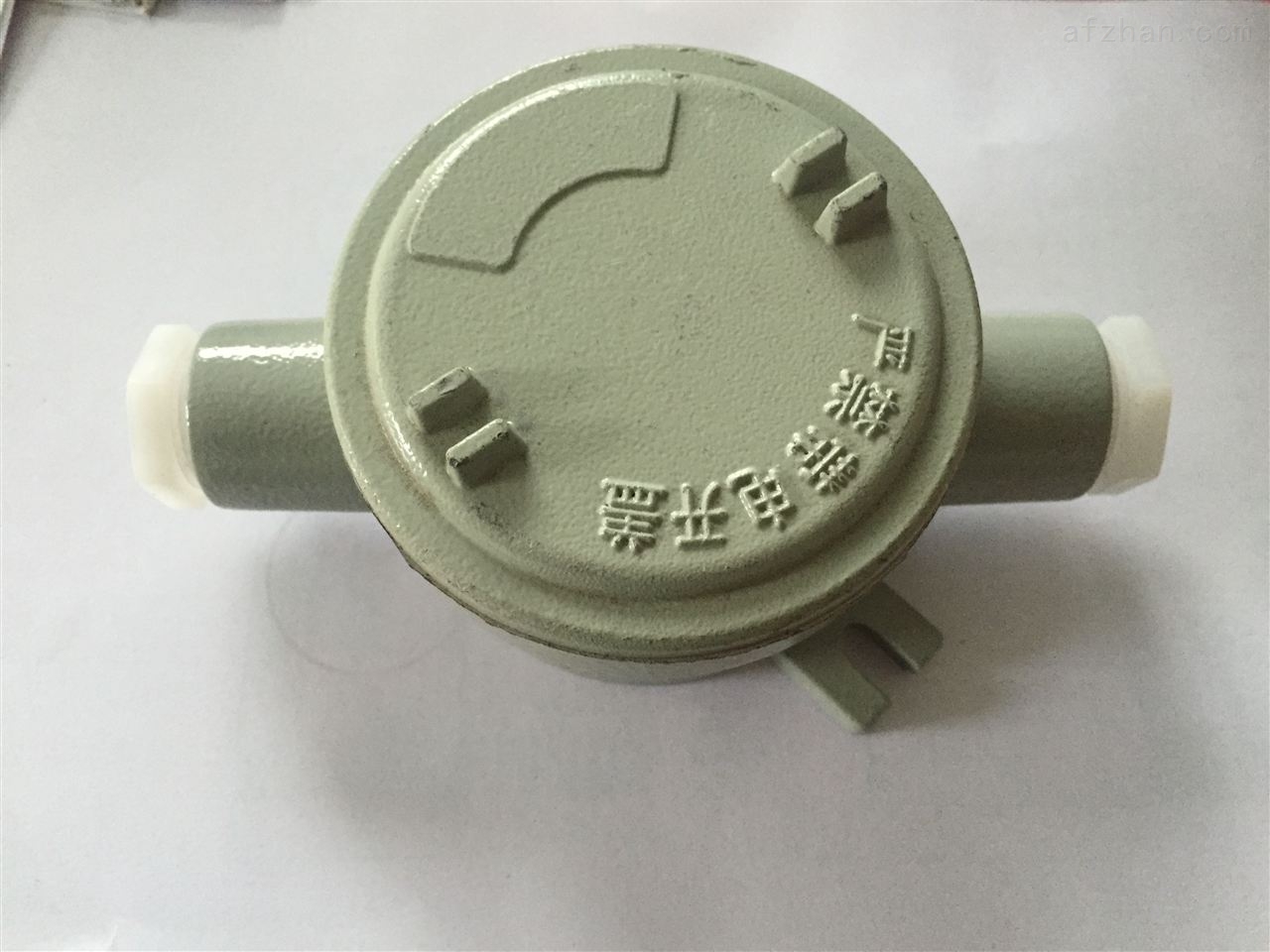 BHD51-G1/2角通防爆接线盒分为: 一通、直角二通、三通、四通、一通吊、角二通吊、三通吊、四通吊 AH/BHD51-DN15-A 防爆接线盒 管口径G1/2 一通平 铸铝 铸钢 不锈钢 AH/BHD51-DN15-B 防爆接线盒 管口径G1/2 直通平 铸铝 铸钢 不锈钢 AH/BHD51-DN15-C 防爆接线盒 管口径G1/2 三通 铸铝 铸钢 不锈钢 AH/BDH51-DN15-D 防爆接线盒 管口径G1/2 四通 铸铝 铸钢 不锈钢 AH/BHD51-DN15-E 防爆接线盒 管口径G1/2
